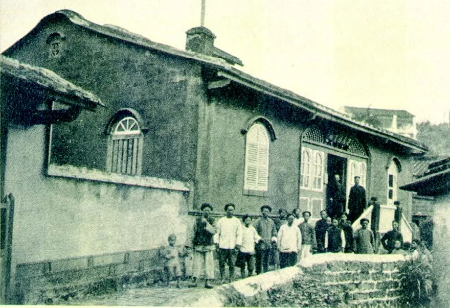 建於 1879 年 9 月 14 日 的「滬尾偕醫館」,是臺 灣北部首間西醫院。清法 戰爭時因救助清勇無數而 獲軍功。照片約攝於1895 年,馬偕博士站於門口。 「滬尾偕醫館」今日仍保 存在淡水教會禮拜堂東鄰, 也是淡水知名古蹟。