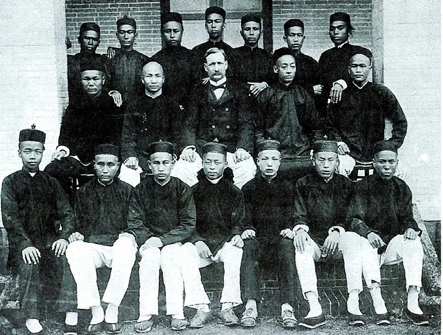 馬偕逝世後由吳威廉接續領導北臺灣教會。右圖為吳威廉牧師和牛津學堂學生的合影。坐於他兩旁的是馬偕女婿柯維思(左) 和馬偕早期的學生葉順(右)。