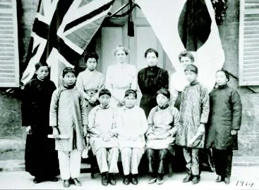 女學校第一屆有五位畢業生。第二屆也有五位,1914 年4 月1 日的報紙曾報導這次畢業典禮。報導中對學生的英文表現讚譽有加。