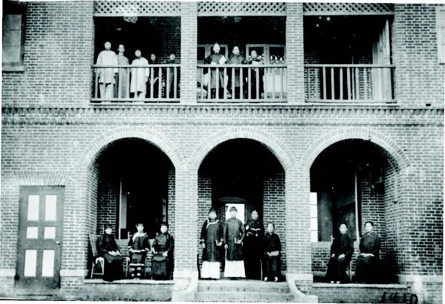 臺灣北部第一所專為成年婦女設立的「婦學堂」(Women's School), 於1910 年校舍落成,正式開學啟用。婦學堂現已成為淡江中學校史館,是校園中最具歷史的建築物。