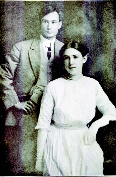 偕叡廉先生於 1911 年 4 月與小學教師蘿絲仁利(Jean Ross)小姐結婚,12 月4 日回到闊別十年的臺灣。圖為北部教會信徒和在台親人在淡水牛津學堂為他們舉行歡迎會。