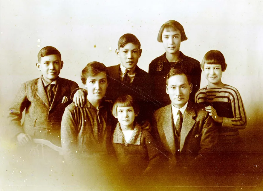 偕叡廉先生於 1911 年 4 月與小學教師蘿絲仁利(Jean Ross)小姐結婚,12 月4 日回到闊別十年的臺灣。圖為北部教會信徒和在台親人在淡水牛津學堂為他們舉行歡迎會。