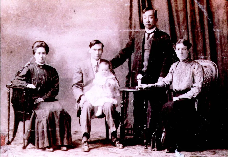 1912年8月21日,長女安蓮出生於淡水, 他們與大姊偕媽連(左一)、姊夫陳清義(右二)合影。