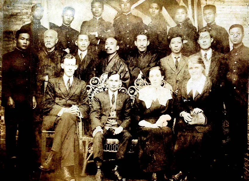 偕叡廉擔任校長前後 16 年之久。左圖為淡水中學校第二屆畢業生和師長(1920 攝)
