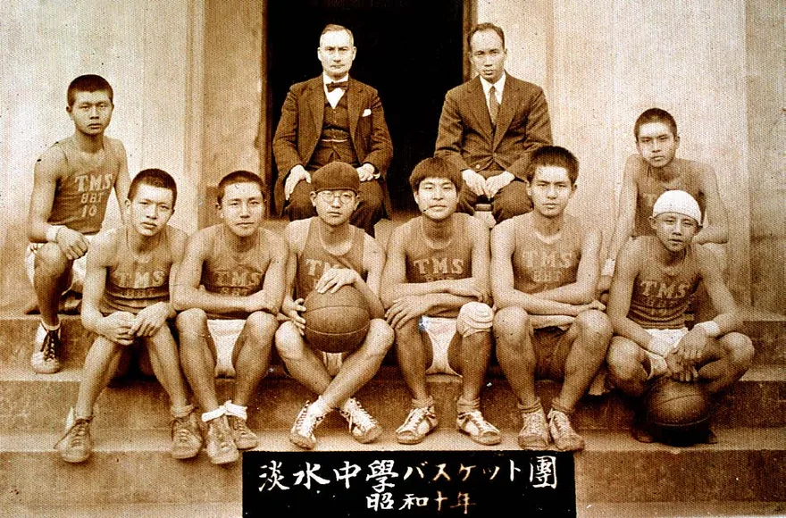 與籃球隊攝於體育館前。其身邊是陳能通老師(也是他第二屆的學生)。