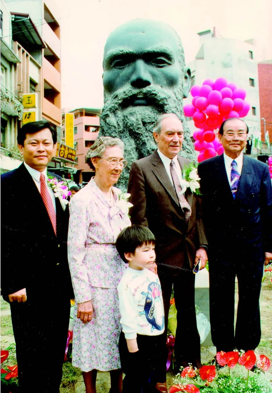 圖為 1995 年 11 月 19 日偕叡廉校長的長女偕安蓮與次子偕約翰博士重回淡水,為台北縣政府立於馬偕街街口的馬偕博士雕像揭幕。