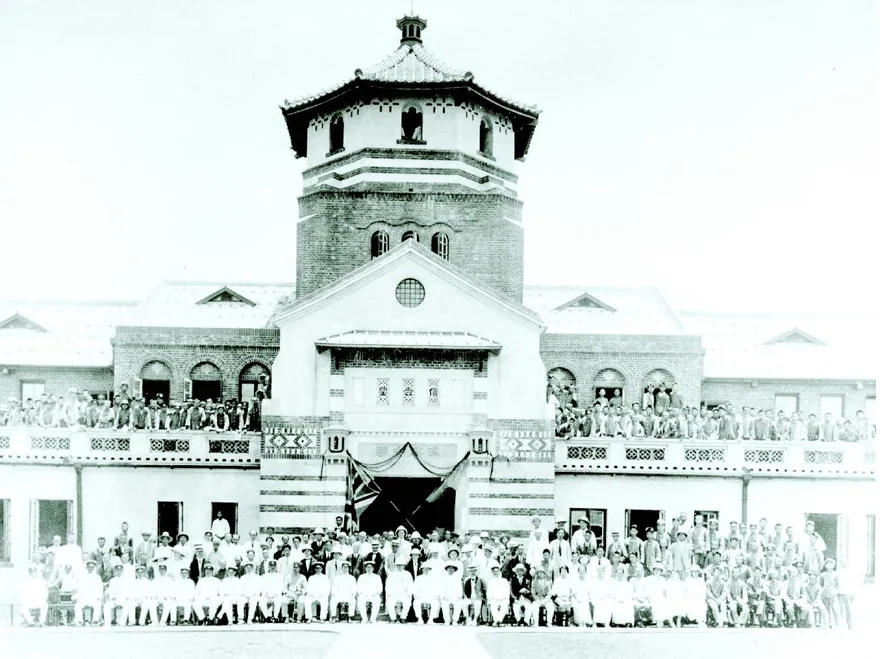 八角塔的落成典禮。1925 年7 月 1 日早上 10 點在體育館內舉行,結束後於八角塔正門前合影留念。