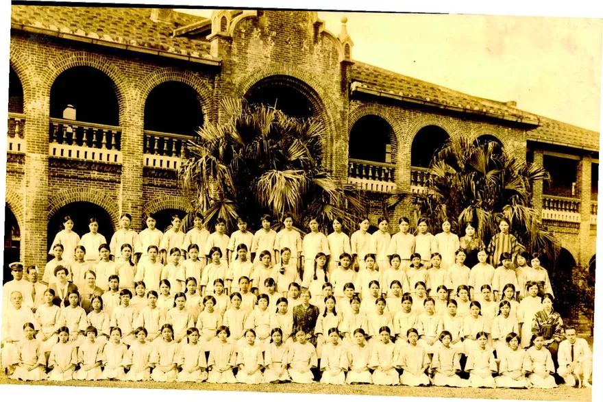 1930 年女學院學生與黎瑪美校長。