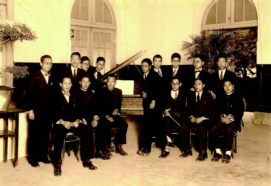 1928 年12 月27 日陳清忠老師(前排左3)率男聲合唱團赴台南演唱。男聲四重唱的成員都成了日後的音樂家和名牧師。較知名者有:駱先春(後排左2)、陳泗治(陳清忠右側立者)、張崑遠(後排右4)、郭和烈(後排右1)、鄭錦龍(後排左4) 及詹德建(後排右3)。