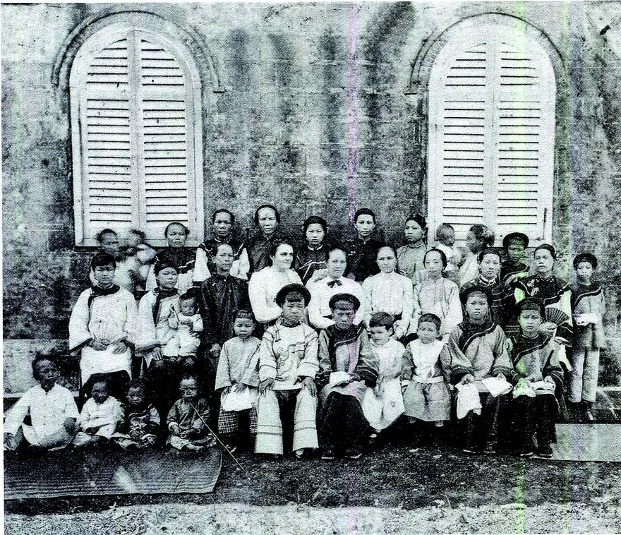 馬偕博士與及夫人張聰明女士,創辦於1884 年的「淡水女學堂」。