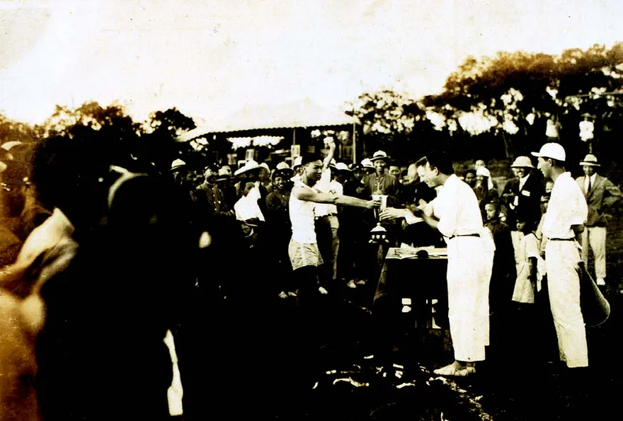 1928 年12 月27 日陳清忠老師(前排左3)率男聲合唱團赴台南演唱。男聲四重唱的成員都成了日後的音樂家和名牧師。較知名者有:駱先春(後排左2)、陳泗治(陳清忠右側立者)、張崑遠(後排右4)、郭和烈(後排右1)、鄭錦龍(後排左4) 及詹德建(後排右3)。