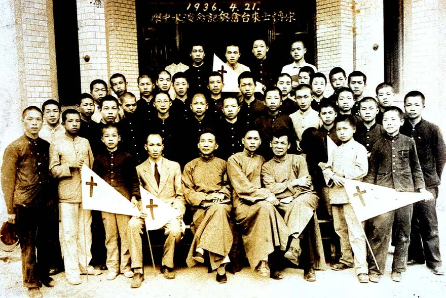 另外,教會學校濃厚的基督教色彩,也不見容於日本教育政策。下圖為學生赴台北參加中國名佈道家宋尚節博士的培靈大會。