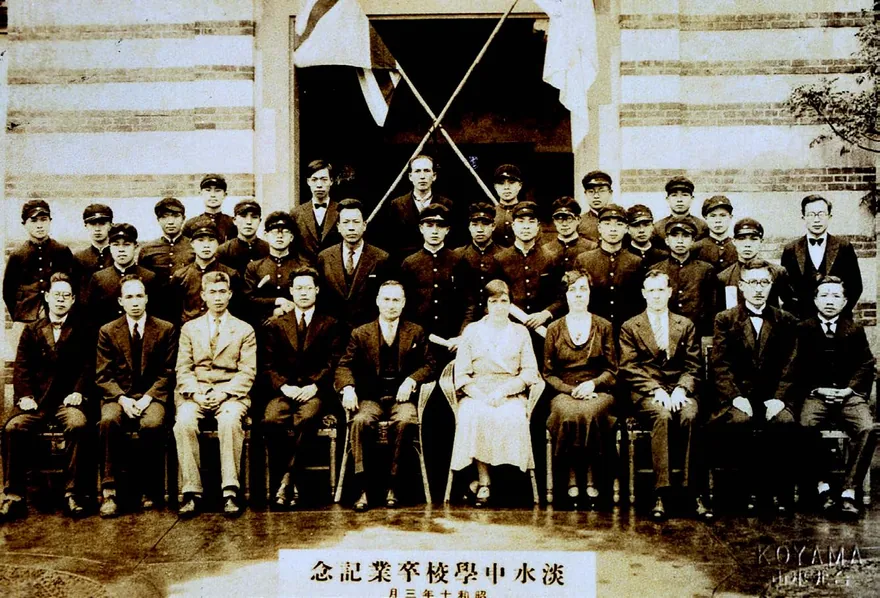 淡水中學創校以來校長一職都由偕叡廉先生擔任。圖為 1935 年偕校長送出他的任內最後一屆畢業生。