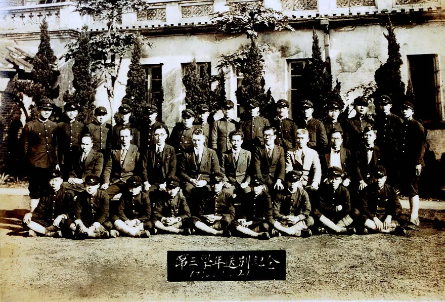 圖為1936 年明有德校長和離校的學生合影。當時學生已上軍訓課(打綁腿),也前往神社參拜, 但仍無法獲日本政府的滿意,同年 8 月被日人強制接管。