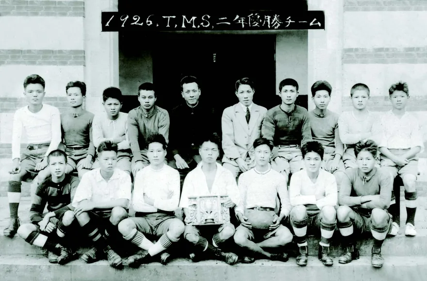 圖為 1927 年 11 月在新公園球場以 14 比0 擊敗日本勁旅台北高商隊。淡水中學因未被日本當局認定,加上教會學校不准在禮拜天賽球,因此無緣到日本島揚威。