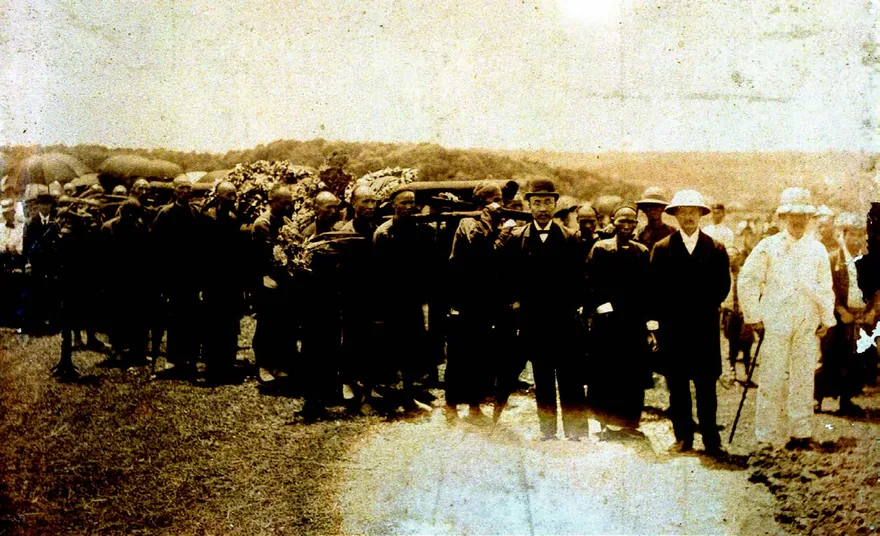 馬偕博士經過一年病痛的折磨,於1901 年 6 月 2日辭世。病逝後三天安葬於其家族墓園,圖為當時 出殯行列。
