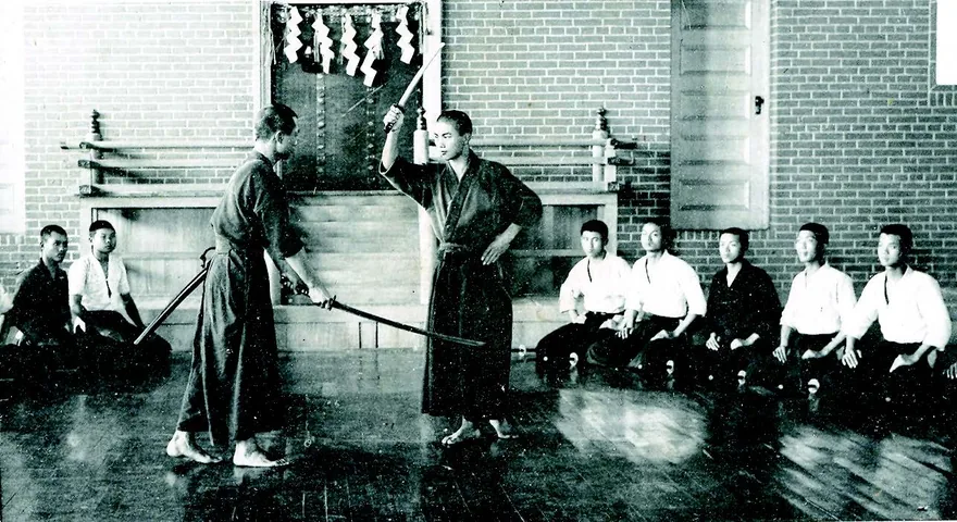 淡水高女學生和淡中男生一樣,須前往淡水神社參拜,以提振愛國思想。