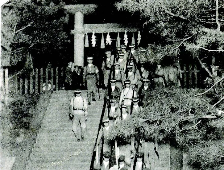 淡水高女學生和淡中男生一樣,須前往淡水神社參拜,以提振愛國思想。