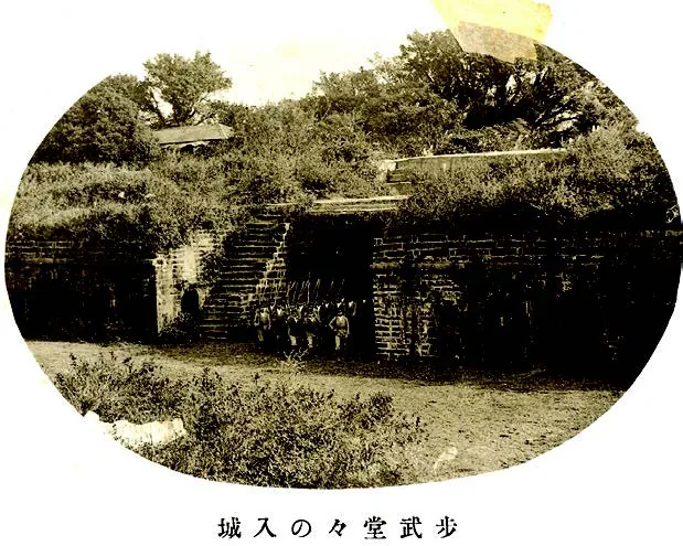 淡水高女學生和淡中男生一樣,須前往淡水神社參拜,以提振愛國思想。