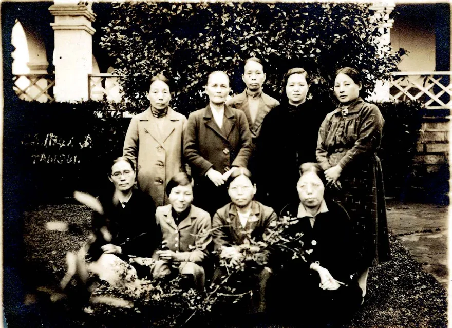 婦學堂至1940 年改為「安樂家」,以宣教師宿舍為其場所,安置失依婦女,直到1942 年才解散, 校舍被租用成為淡中學生宿舍。「安樂家」成了教會機構中最後撤出淡水者。