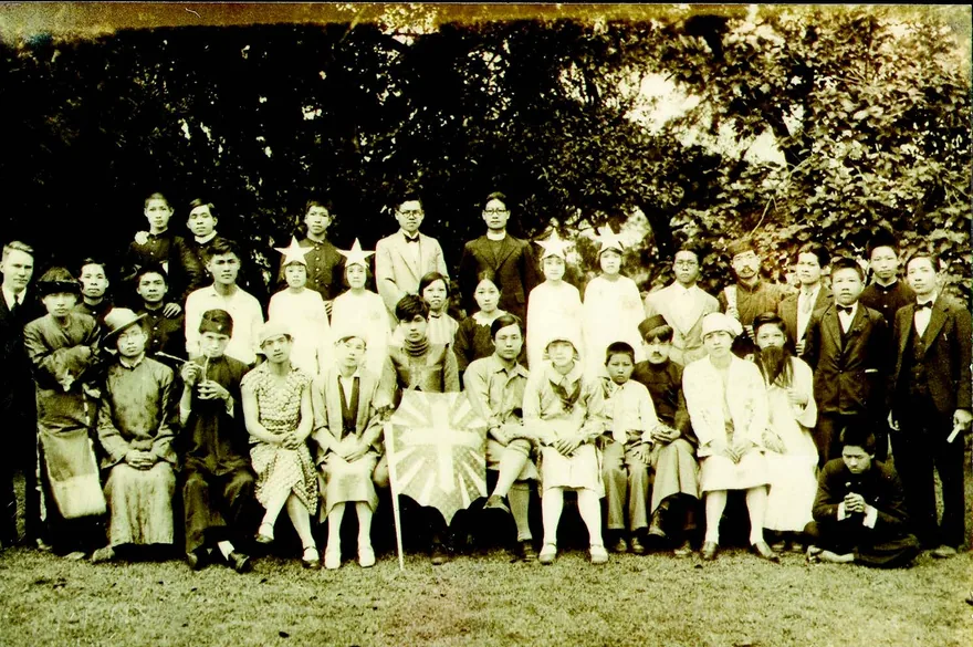1932 年4 月在淡水的台北神學校學生演出聖劇「天路歷程」,當時可說是教會學校的極盛時期。戰爭期間神學校遷往雙連,成為統合全臺所有長老教會教育機構的學校。