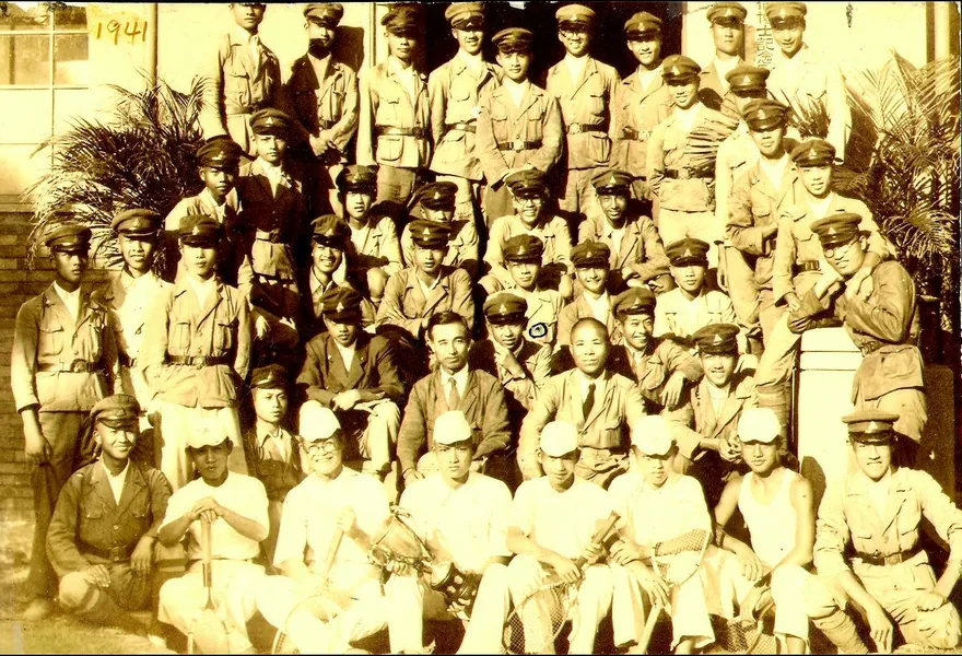 1932 年4 月在淡水的台北神學校學生演出聖劇「天路歷程」,當時可說是教會學校的極盛時期。戰爭期間神學校遷往雙連,成為統合全臺所有長老教會教育機構的學校。