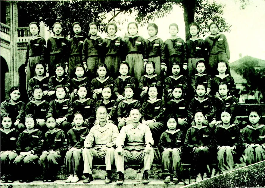 1942 年女校教頭(教務主任)堤十太郎(左)、四年孝組導師神保六合男(右)與四孝同學合影。日治時代台籍子弟能接受中學教育者,可說寥寥無幾,而女子就更為罕見。淡水高女這群「天之嬌女」,對日後臺灣婦女地位的提升有不可抹滅的貢獻。