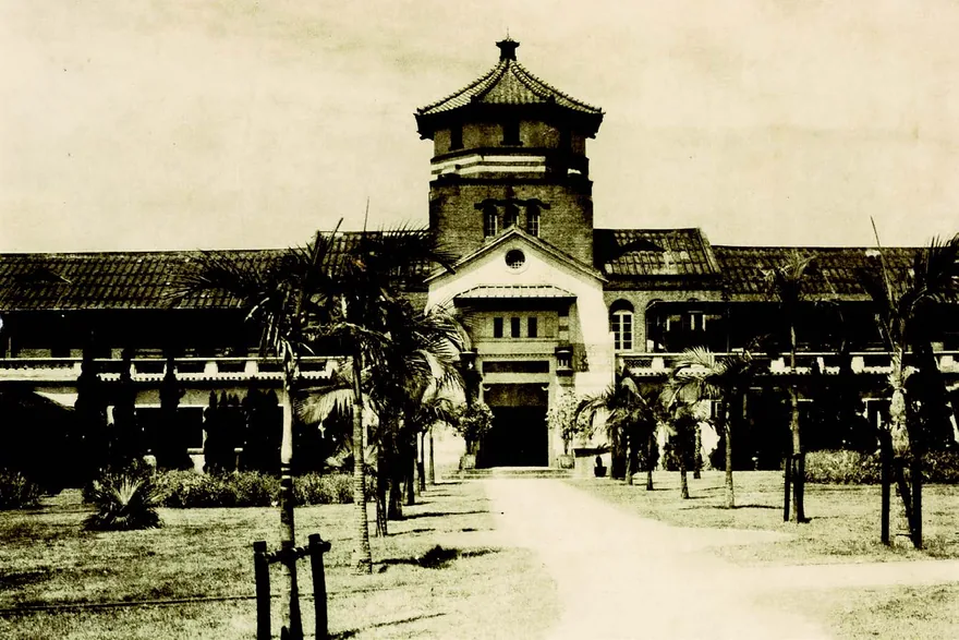 今日八角塔前庭道路兩側的亞力山大椰子樹,即是1941 年為紀念立案三週年所植。