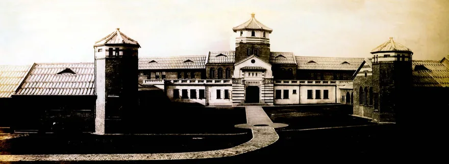 八角塔主體建築採三合院格局,主塔採八角寶塔為頂,左右兩翼教室原本是一樓,建築天際線到此下降,到兩翼末端之教 室再略為升高,最後以兩座較樸素簡潔的小八角塔為翼塔作收尾,可謂主副有序,三塔環護著青翠的前庭,紅磚綠草相輝映, 兩側教室有一排比例精美、砌工精湛的磚拱迴廊,連續磚拱中不只有大小之分,還有拱中帶拱,符合美學中「變化中有統一, 統一中有變化」原則。