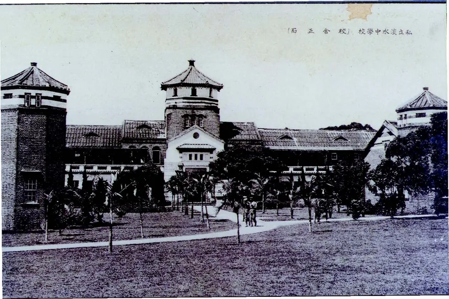 日人治校後,頗以八角塔 為傲,並以「八紘一宇」為校魂,不過外貌開始有了改變。1941 年紀念正式認定中學校三週年,由校門一直到八角塔正門種了一排亞歷山大椰子樹。