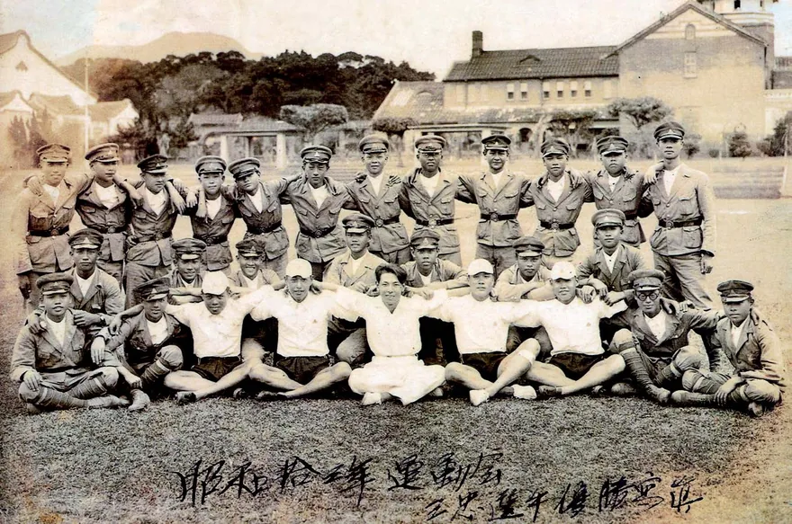 圖為 1941 年照片,在師生後方可見八角塔後方景觀,直到1943 年加蓋新教室才改變。
