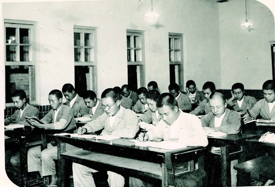 圖為 1941 年照片,在師生後方可見八角塔後方景觀,直到1943 年加蓋新教室才改變。