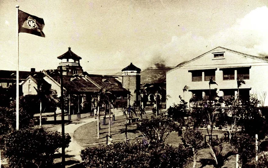 日人治校後,頗以八角塔 為傲,並以「八紘一宇」為校魂,不過外貌開始有了改變。1941 年紀念正式認定中學校三週年,由校門一直到八角塔正門種了一排亞歷山大椰子樹。