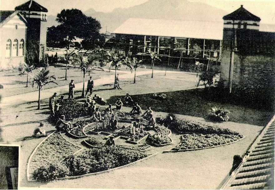 圖為 1941 年照片,在師生後方可見八角塔後方景觀,直到1943 年加蓋新教室才改變。
