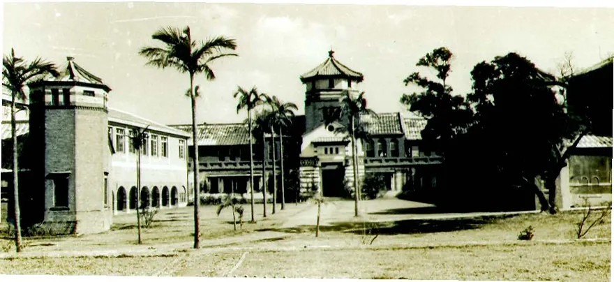 圖為 1941 年照片,在師生後方可見八角塔後方景觀,直到1943 年加蓋新教室才改變。