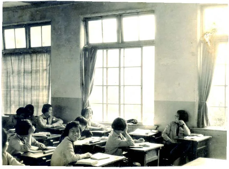 由於早先男女嚴格分部,因此在右翼增建樓梯通道,讓男生由球場旁走紅磚道升降旗。