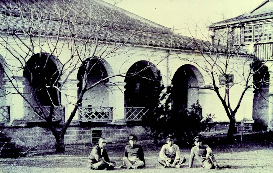 今日仍完整保存於真理大學校園內的馬偕博士故居。該建築建 1875 年,後方加蓋之二樓木造建築是馬偕博士身前使用的書房。後來這裡也成為偕叡廉校長的宿舍。馬偕家族三代都曾在此生活。