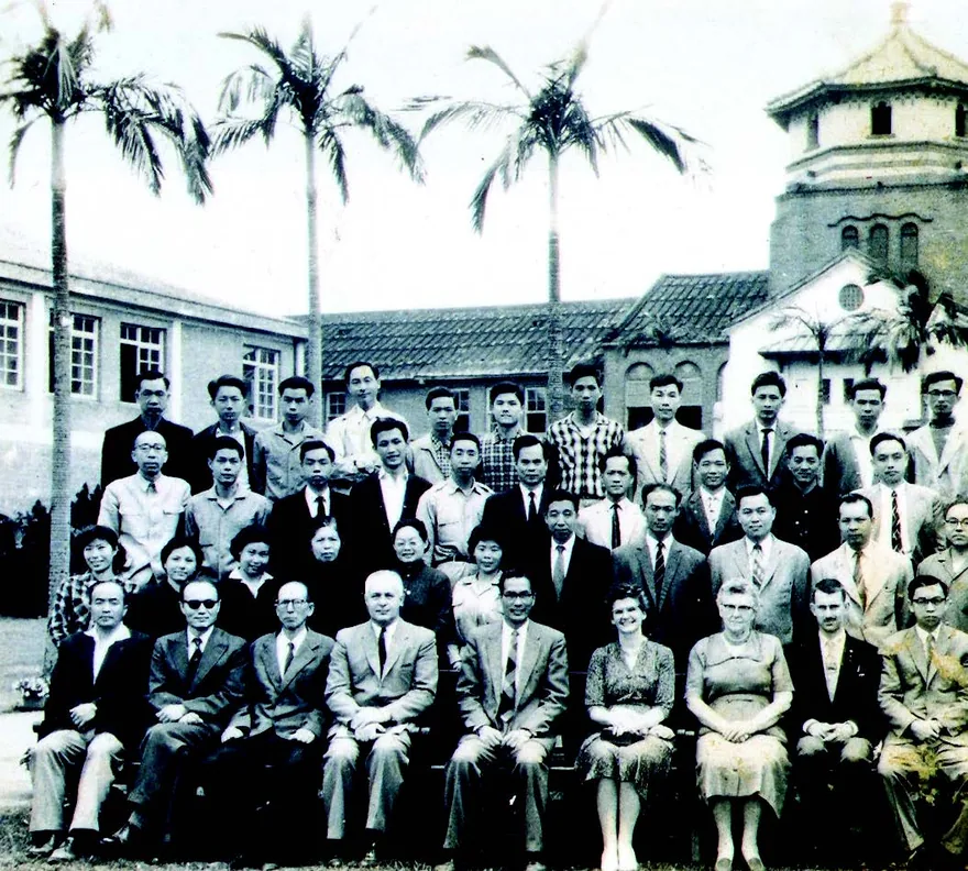 1960年代淡江中學的教職員陣容。除陳泗治校長之外,前排右起有:總務主任張慶羲、教務主任蔡信義、加拿大宣教師郭德士、杜道理姑娘與訓導主任洪金生(前排左1)。當時另一位女宣教師德姑娘休假回國。
