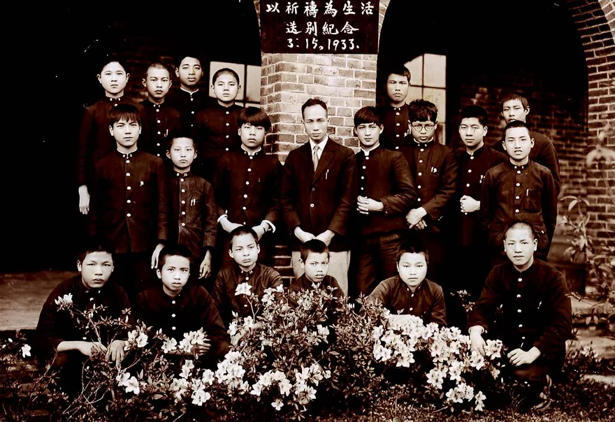 圖為陳能通當時所帶領的寒假查經班,主題是「研讀羅馬人書」。照片中學生有:徐謙信、江天順、吳哲道、卓連均和袁鄒富來,他們後來都成為牧師。