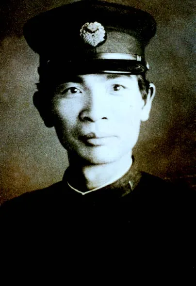 穿日本正式文官服的黃阿統老師