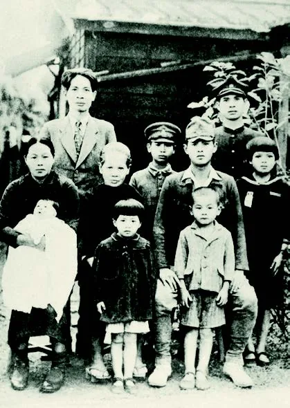 任教淡水高女時的黃阿統老師全家福。地點在舊高女教員宿舍前。