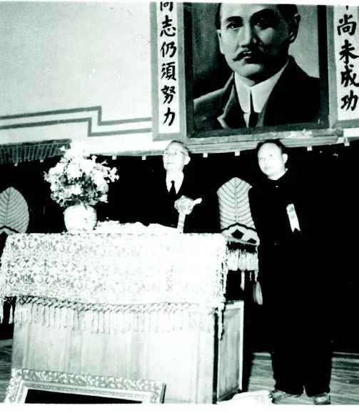 為開學典禮王守勇校長(右) 請偕叡廉致詞。