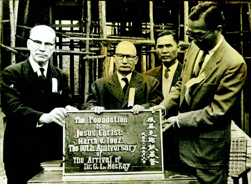 1962 年校慶日,陳泗治校長(右)邀請偕叡廉博士(中)為新建男生宿舍奠基立碑,左為孫雅各牧師。
