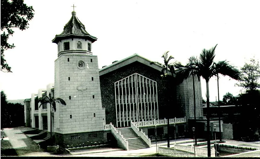 1965 年興建,翌年 3 月 9 日校慶時舉行獻堂啟用典禮的大禮拜堂暨宗教活動中心。右圖是 1967 年大禮拜堂落成後,陳校長於其旁手植的南洋杉。