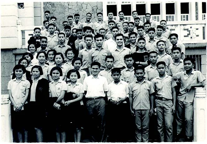 1960 年代原住民到淡江中學就讀進入高峯期,也成了淡江最特殊的校園文化。左圖為 1968 年時的原住民學生,幾佔全校學生的十分之一。