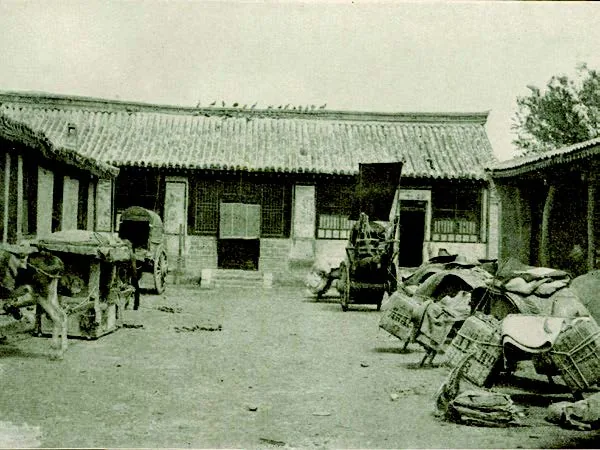 馬偕博士旅行中最豪華的旅館「中 壢客棧」,他暱稱它「女皇大飯店」(Queen's Hotel)。1872 年3 月 11 日他在臺灣北部第一天旅行就是投宿於此。清代臺灣道路、橋樑及客棧的水準是外國人難於想像的。