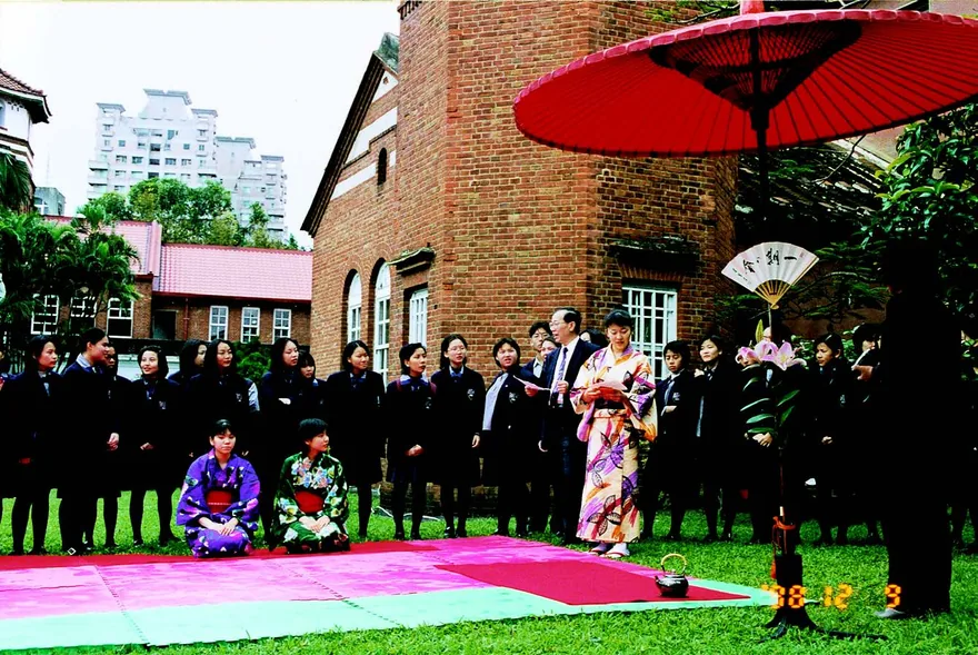 1987 年日本茗溪學園高校與淡江中學國際交流開始,至今已有:近江兄弟社高校、同志社中學校、平和學園アレセイア湘南高校、菲律賓靈惠學院、韓國國際先進學校及加拿大 Woodstock Collegiate Institute 等日、韓、菲及加拿大高校,與淡江中學交流互訪,是淡江國際化的指標。