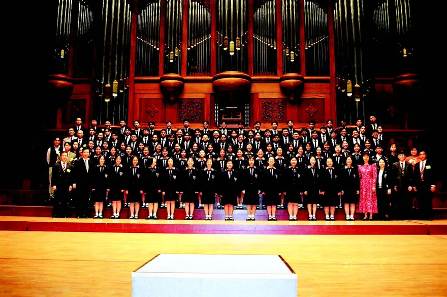 為開學典禮王守勇校長(右) 請偕叡廉致詞。