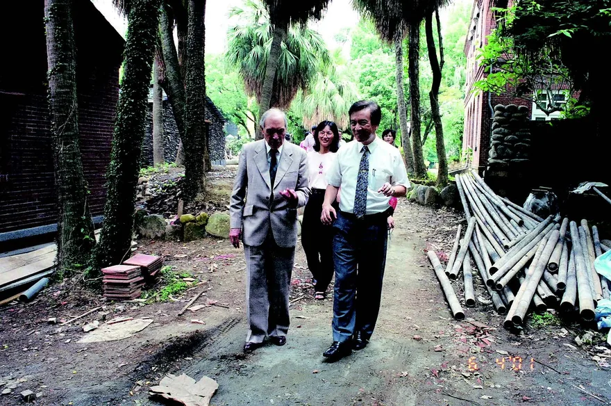 2001 年偕叡廉校長次子偕約翰博士,回校關心籌建中的「偕叡廉紀念公園」。