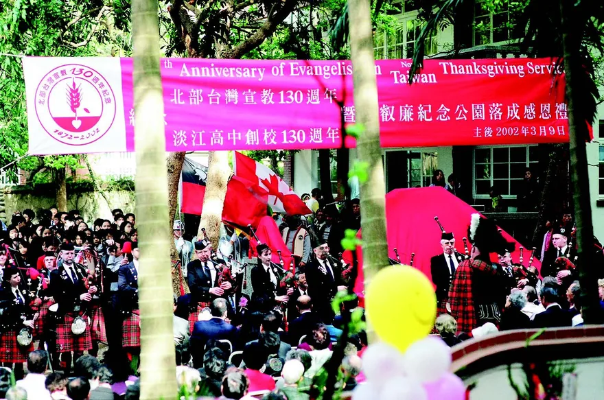 2002 年校慶時,偕叡廉校長三女偕瑪烈,與牛津郡鄉親及風笛隊回校參與開幕儀式。